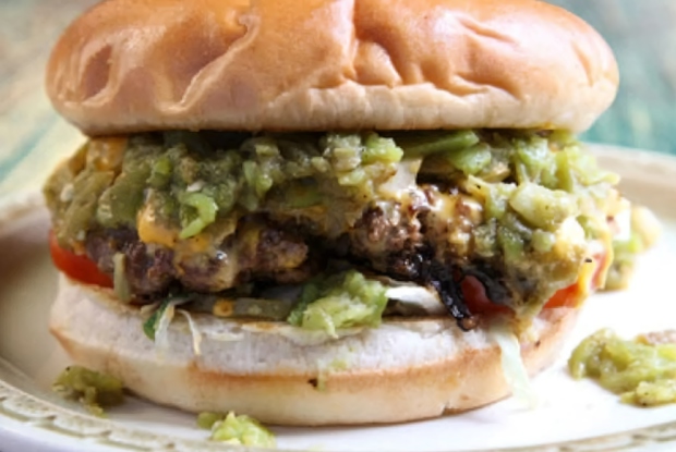 Чизбургер с зеленым перцем чили