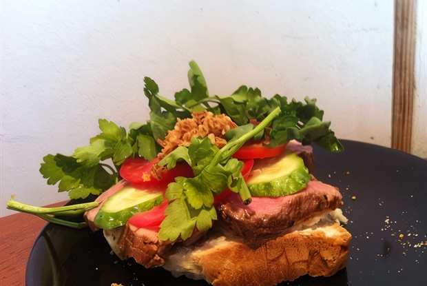 Датский открытый сэндвич (smørrebrød) с ростбифом
