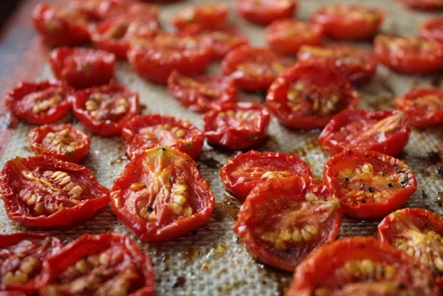 Домашние вяленые помидоры с чесноком и розмарином