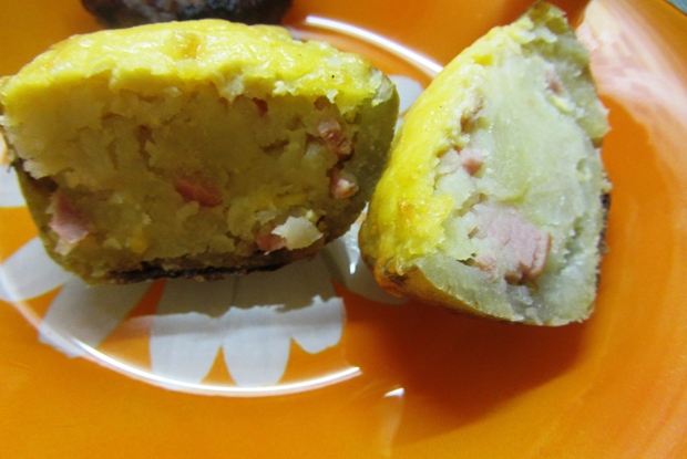 Фаршированный картофель с плавленным сыром и копченостями