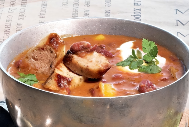 Фасолевый суп с колбасками-гриль