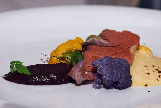Филе говядины с пюре из фиолетовой цветной капусты с соусом из лисичек