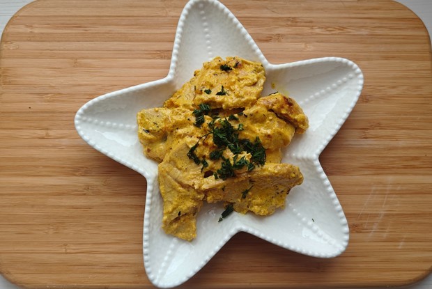 Филе индейки на сковороде с куркумой и сливками