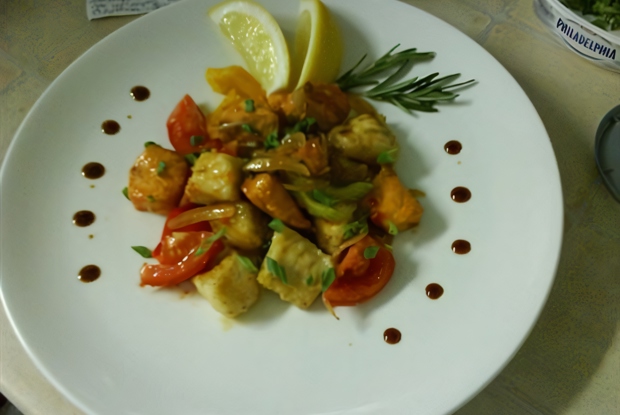 Филе жареного лосося и судака с овощами под пикантным соусом
