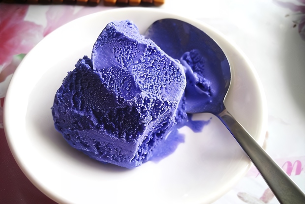 Фиолетовое творожное мороженое