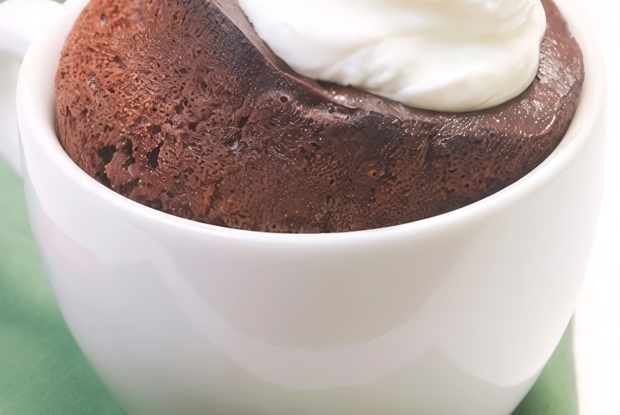 Горячий шоколадный пудинг с тахини в кофейных чашках