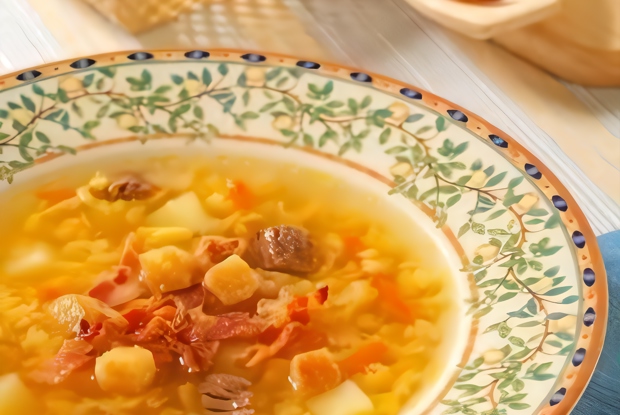 Гороховый суп с беконом и гренками