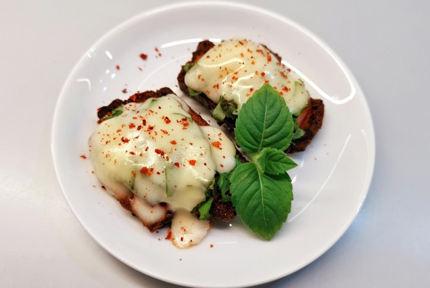 Горячий бутерброд с колбасой