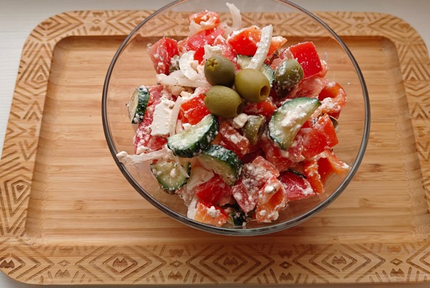 Греческий салат с оливкой и сыром фета