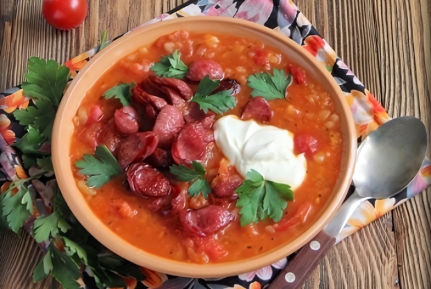 Густой томатный суп с копчеными колбасками
