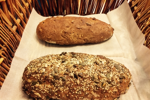 Хлеб из цельнозерновой муки с семенами и орехами