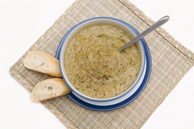 Холодный крем-суп с зеленым горошком и цукини по-средиземноморски