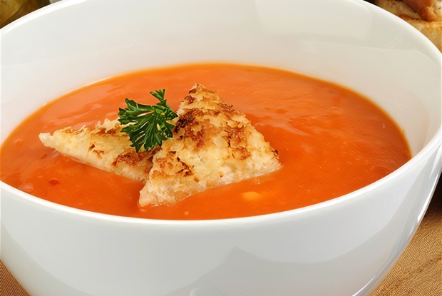 Холодный суп из красных перцев с базиликом и крутонами