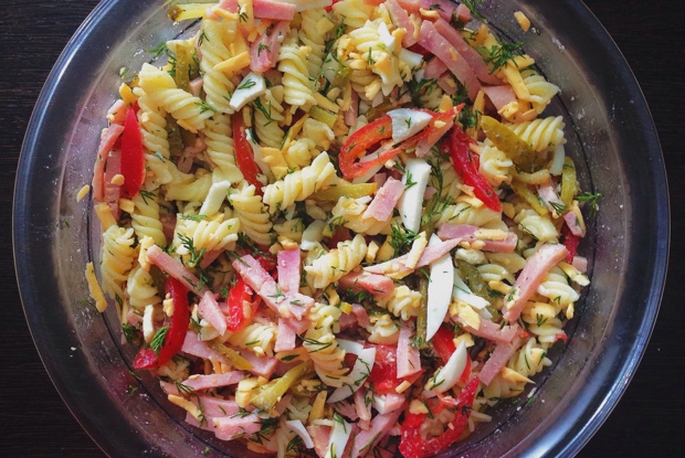 Итальянский салат с макаронами, ветчиной и солеными огурцами