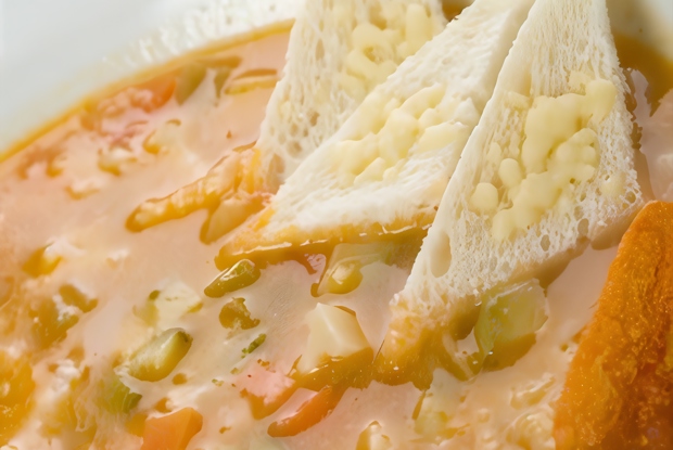 Итальянский суп с беконом, овощами и шалфеем