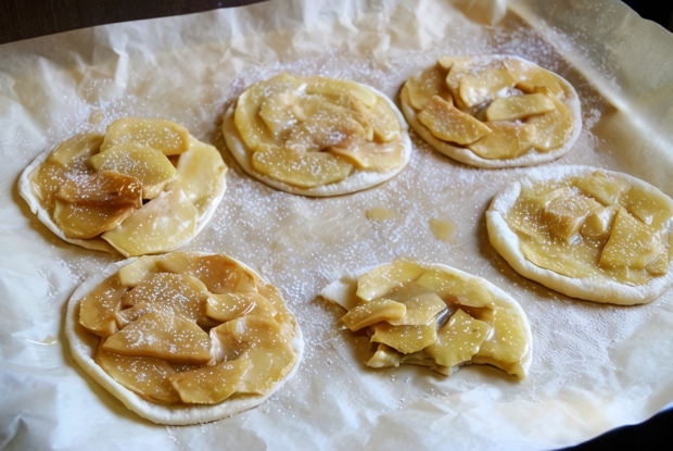 Яблочные мини пироги с бананом и карамелью