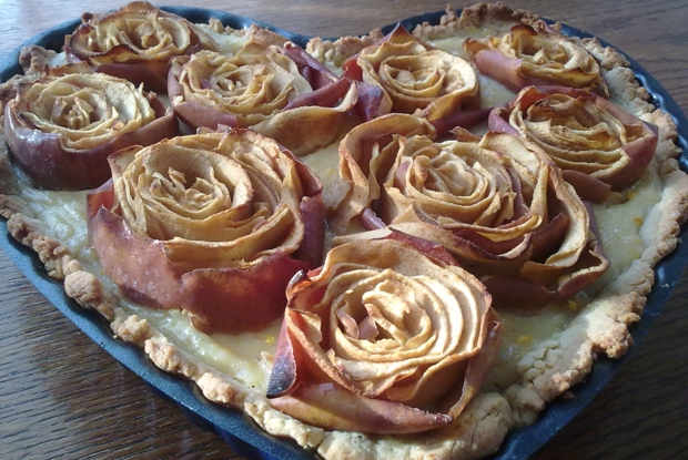 Яблочный пирог, украшенный розами, с заварным кремом