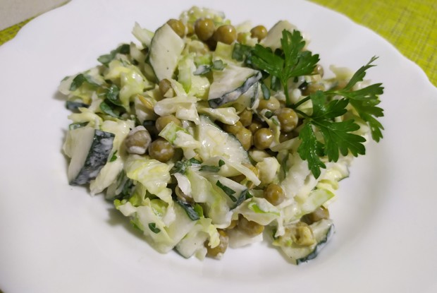 Капустный салат с зеленым горошком и огурцом