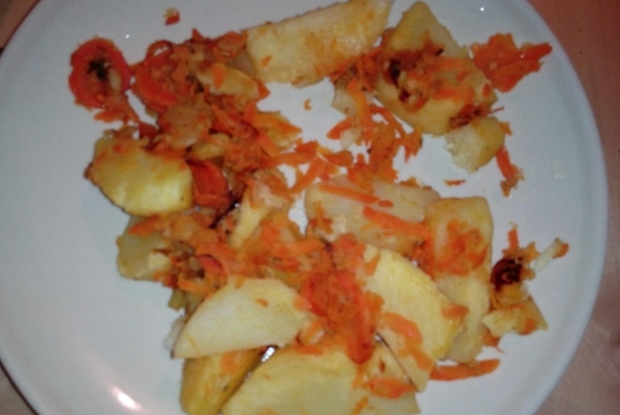 Картофель по-деревенски с яблоками и морковью