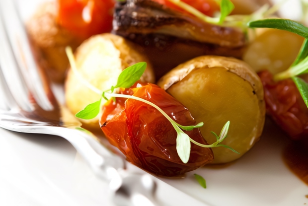 Картофель с томатами и базиликом