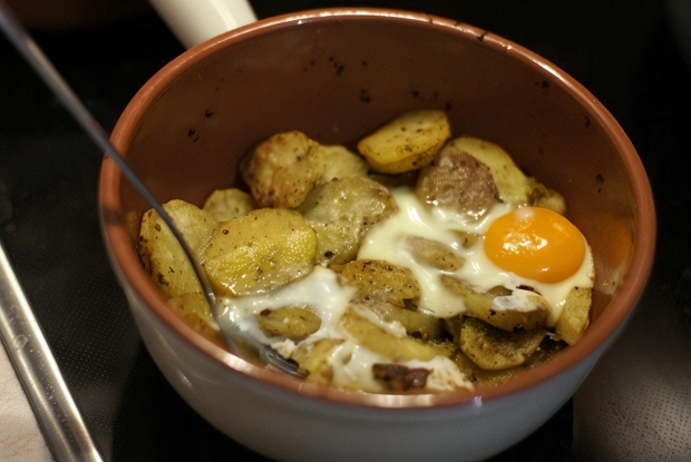 Картофель в духовке с яйцом
