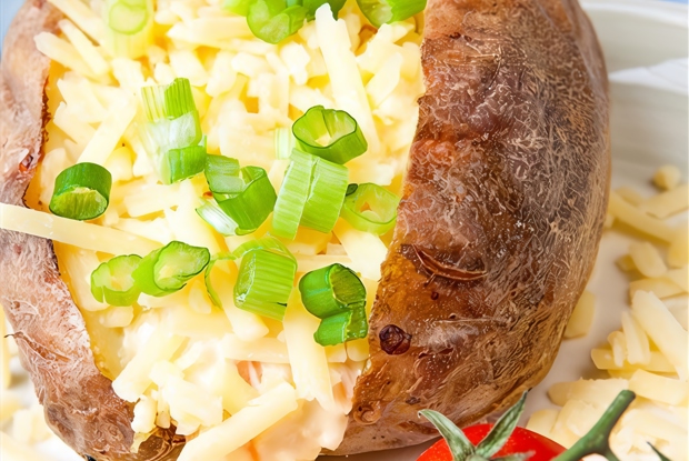 Картофель в мундире, фаршированный луком-пореем и сырами