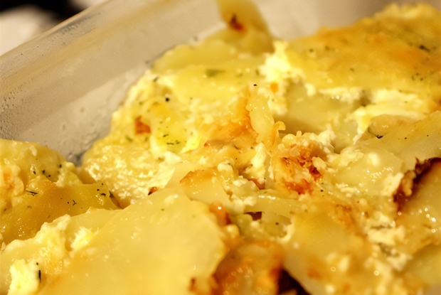 Картофель, запеченный с сыром и специями в сметанно-чесночном соусе