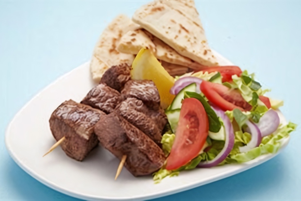 Кебаб из ягненка с салатом в греческом стиле