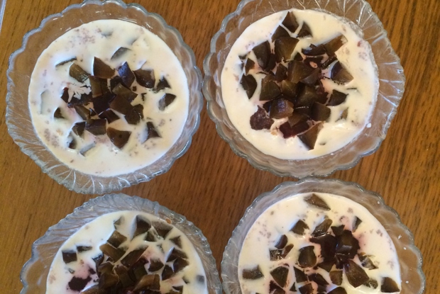 Клубничный десерт со сливками и бисквитным печеньем