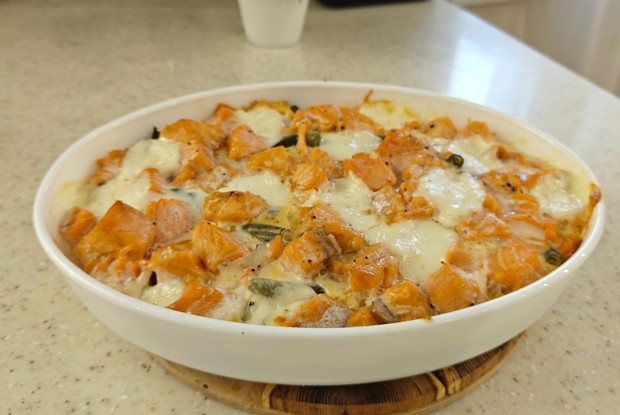 Красная рыба со стручковой фасолью и моцареллой в духовке