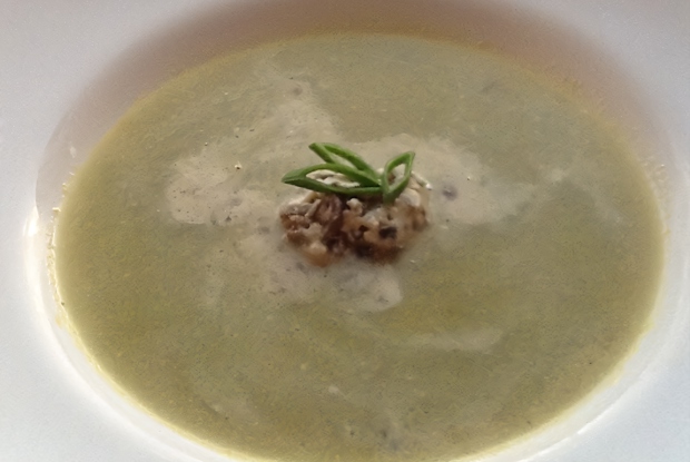 Крем-суп из спаржи со сливочно-трюфельной заправкой