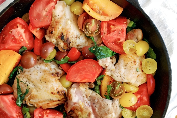 Курица в паприке с овощами