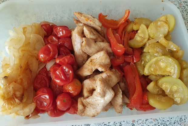 Курица, запеченная с кабачком, томатами черри и перцем