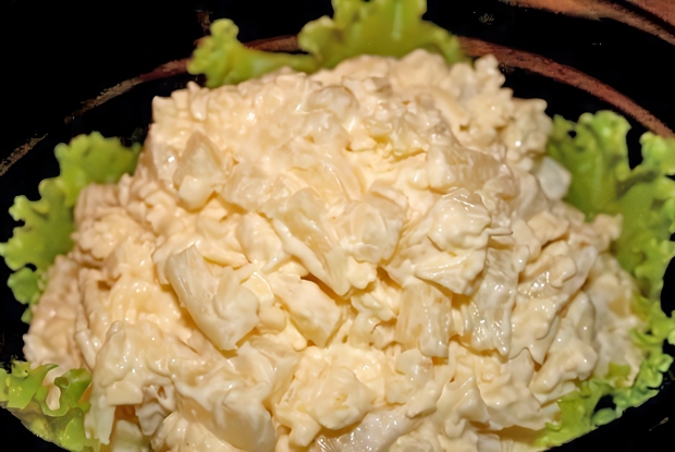 Слоеный салат с курицей, грибами, сыром и яйцом