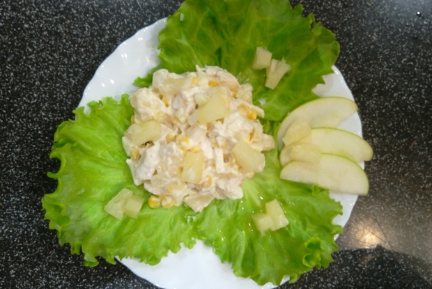 Куриный салат с ананасом, яблоками и кукурузой