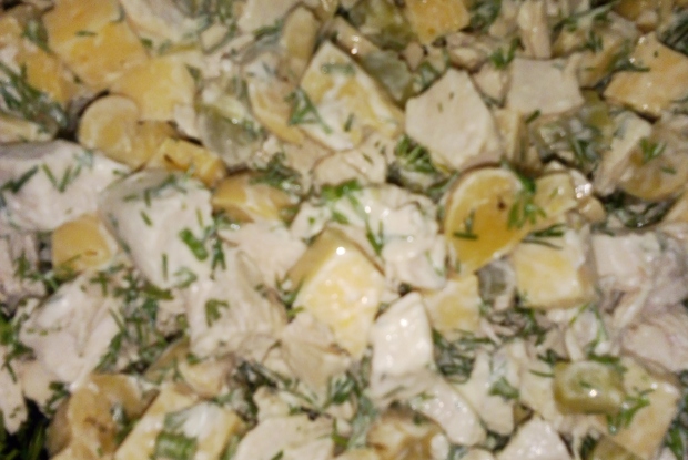 Куриный салат с маринованными грибами и сыром