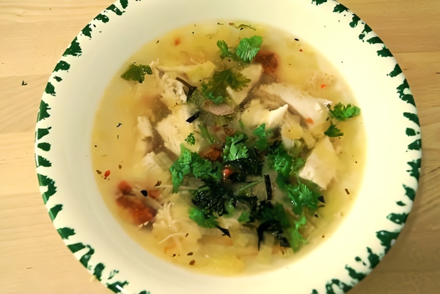 Куриный суп с беконом, луком-пореем и вялеными томатами