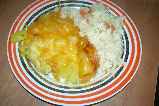 Куриное филе с ананасами и сыром