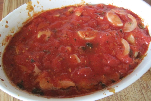Куриное филе, запеченное в томатном соусе