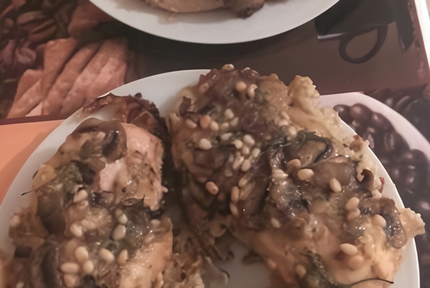 Куриные грудки запеченные в орехово-луково-грибном соусе