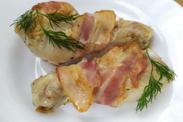 Куриные ножки в беконе