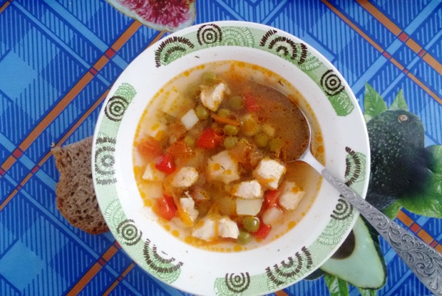 Куриный суп с овощами и горошком