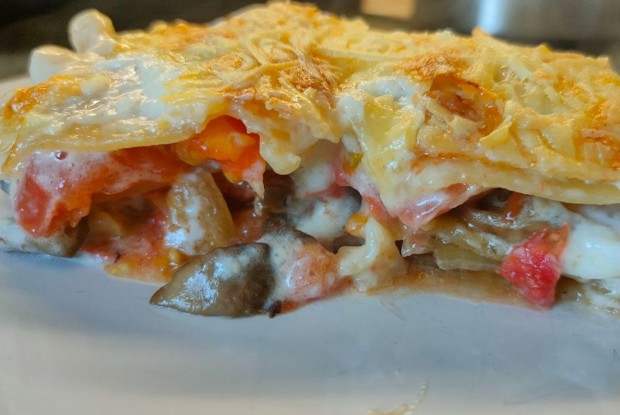 Лазанья с грибами и помидорами