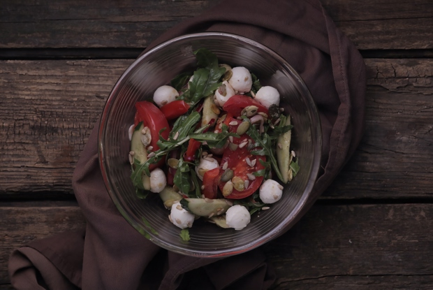 Легкий овощной салат с моцареллой