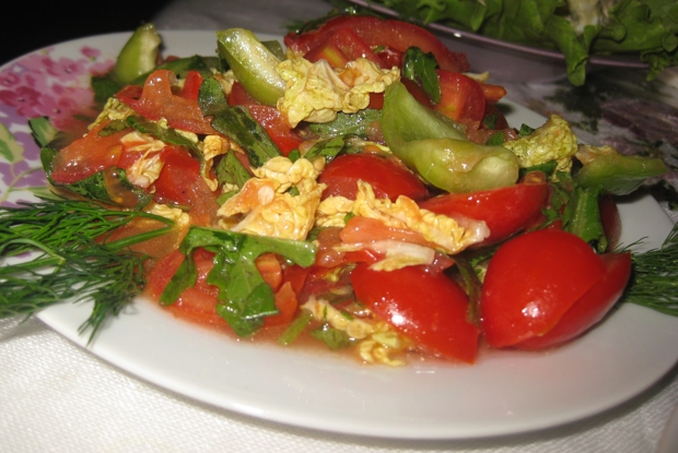 Легкий овощной салат с рукколой и пекинской капустой