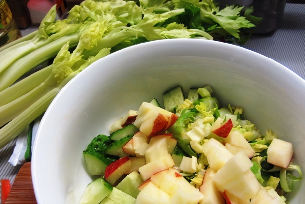 Легкий салат с сельдереем, куриным филе и яблоками