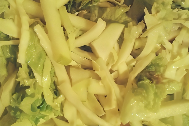 Легкий зеленый салат с яблоком и огурцом