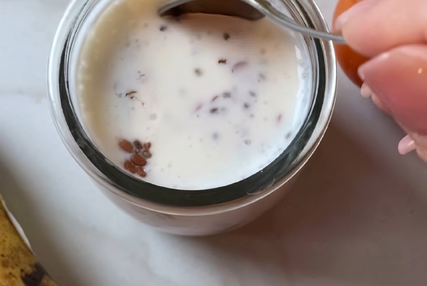Ленивый йогурт с чиа, семенами льна и фруктами