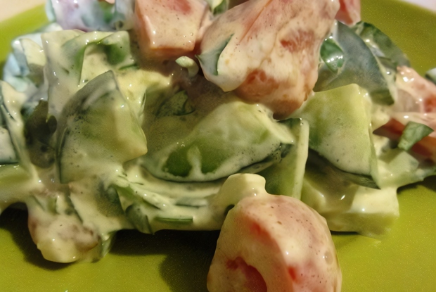 Летний овощной салат со сметаной