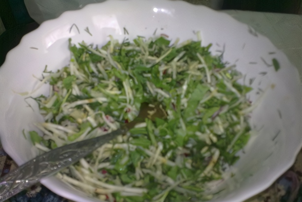 Летний зеленый салат с редисом